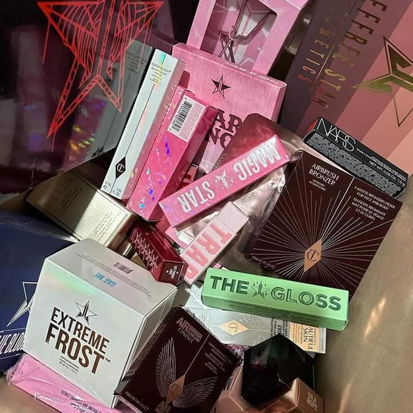 Mixed cosmetics pallet Mixed cosmetics pallet